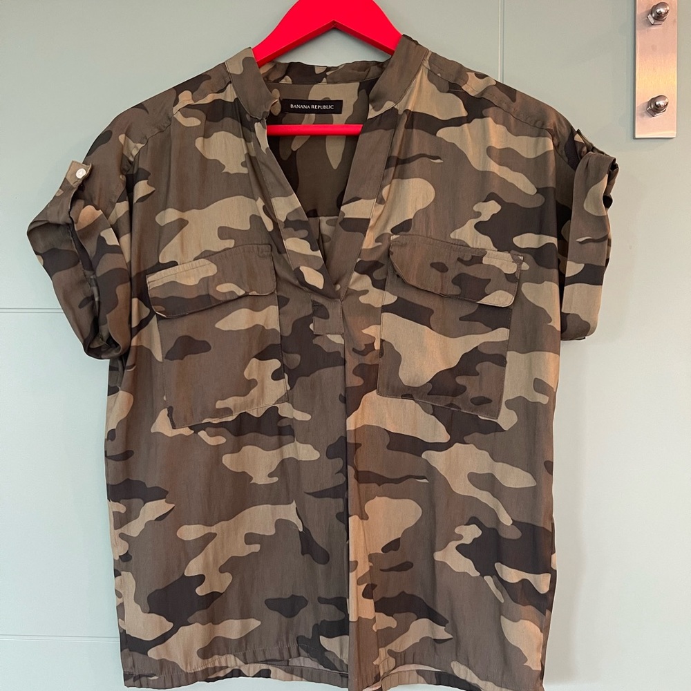 Banana Republic pullover camo shirt